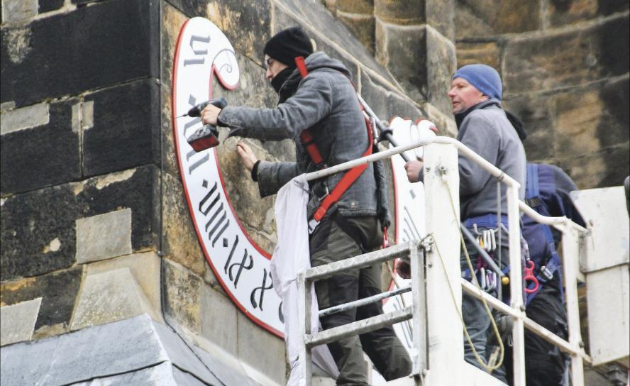 Neue Sonnenuhr am Dom Meißen: Am 30. April hat das Team der Dombauhütte Meißen unter der Leitung von Frithjof Müller (Mitte) am Südwestturm in 18 m Höhe die neue Uhr installiert. Foto: Hartmann/Domstift Meißen