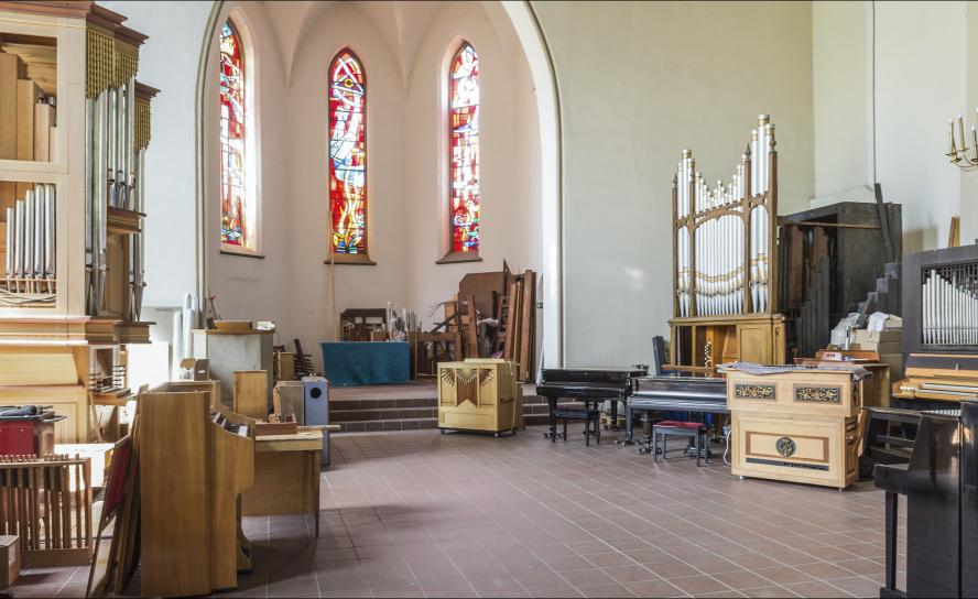 Nische in der Nische: Die entwidmete Wuppertaler Trinitatiskirche nutzt Andreas Ladach als logistisches Zentrum für seinen Gebrauchtorgel-Handel. Sein bislang größtes Projekt war der Abbau der Orgel in der Kathedrale von Lausanne und ihr Wiederaufbau in der Philharmonie in Danzig. © Magdalena Gruber