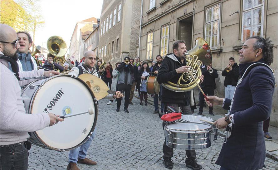 Banda Communale“ aus Dresden, Schwesternhäuser