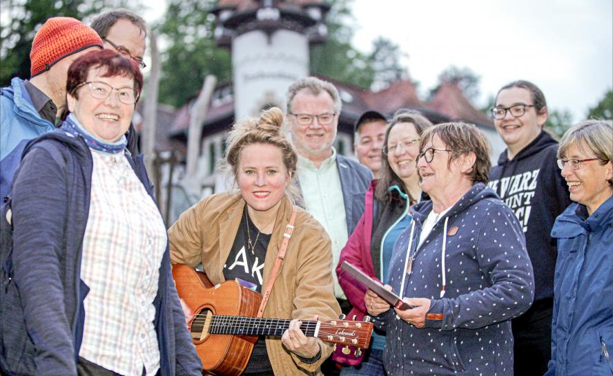 Feier in Rathen: Liedermacherin Sarah Brendel mit Christa Keller (l.), Gemeindepädagogin aus Pirna und Uta Krusche-Räder (3. v. r.), Superintendentin i. R. und Vorsitzende des Stiftungsrates der Friedensburg & Felsengrund Stiftung.