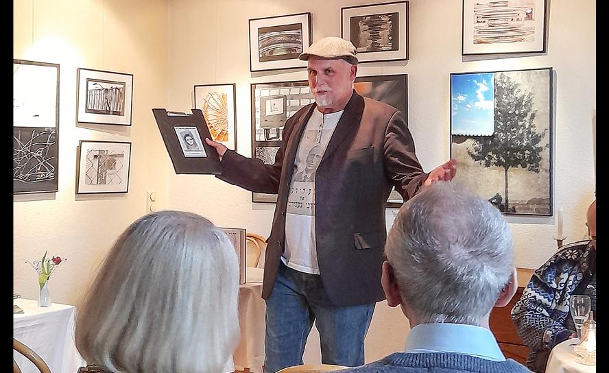 Gegen das Vergessen: Uwe von Seltmann bei seiner Lesung aus dem Buch über Chava Rosenfarb in Lehmanns Café Chemnitz. 