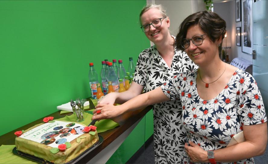 10 Jahre  »Evangelisch in Sachsen«: Zum Jubiläum der TV-Sendereihe haben Mira Körlin (r.) und Karola Richter (Kernteam der Redaktion) in den Räumen von Sachsen Fernsehen die Festtorte angeschnitten. © Steffen Giersch 