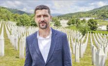 Damir Pestalic auf dem Friedhof des Srebrenica Memorial Centers