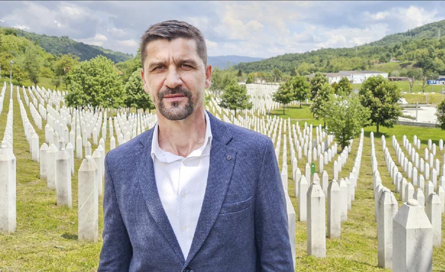 Damir Pestalic auf dem Friedhof des Srebrenica Memorial Centers