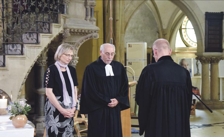 Pfarrer Hans-Georg Tannhäuser (Mitte) wird gemeinsam mit seiner Frau Evelyn von Oberlandeskirchenrat Dr. Thilo Daniel entpflichtet. © Antje Lanzendorf/LMW