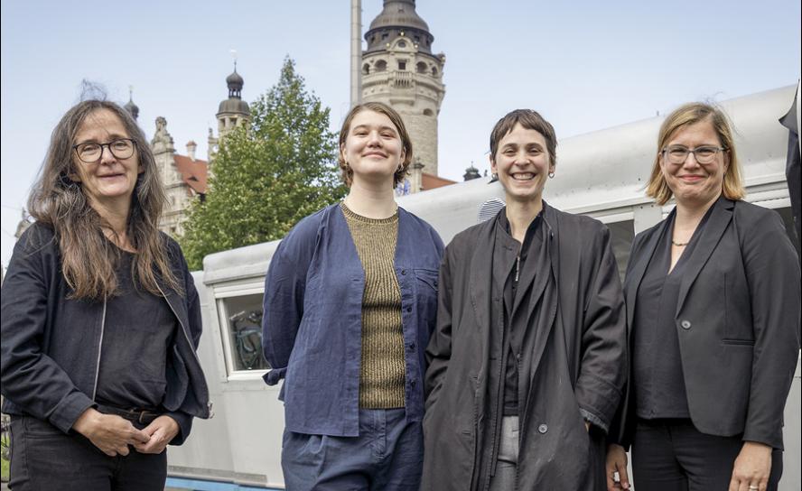 Am geplanten Standort am Wilhelm-Leuschner-Platz informierten sie: Gesine Oltmanns (Stiftung Friedliche Revolution), Marlene Oeken, Martha Schindling (Kuratorinnen), Skadi Jennicke (Kulturbürgermeisterin). Foto: Uwe Winkler