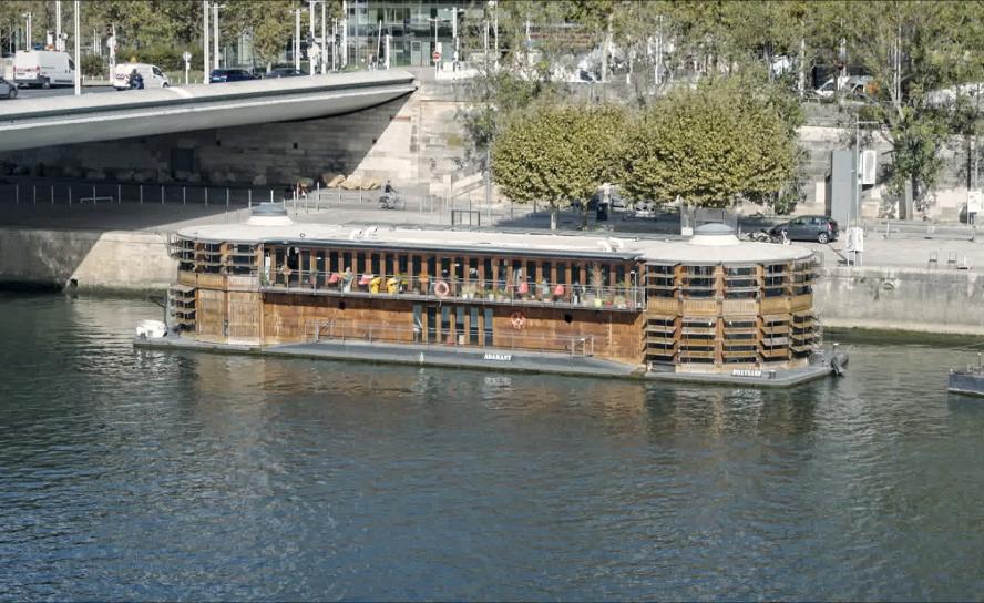 Asylstätte der Menschlichkeit: Die Tagesklinik »Adamant« auf einem eleganten Schiff am rechten Seine-Ufer im Herzen von Paris. Der preisgekrönte Film »Auf der Adamant« gewährt nun seltene Einblicke in die besondere Arbeit auf diesem Schiff. © Grandfilm