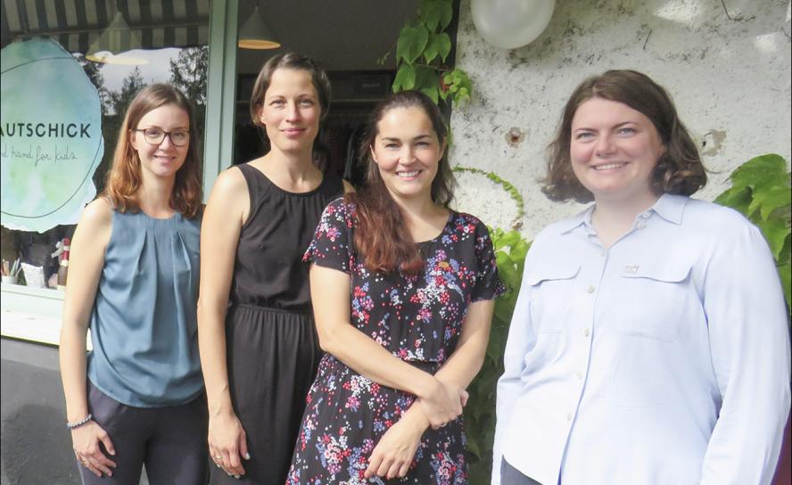 Die Erlöse aus Kleiderspenden kommen Kinderhilfsorganisationen zugute (v. r.): Leonie Aulenbacher, Janina Fix, Linda Meulenberg, Anna Winkler © S. Funke