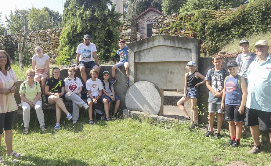 Bibelgarten Oberlichtenau: Susanne Förster (li.) führt Besucher durch das Bibelland. Vor kurzem kamen Gäste aus Brandenburg – Teilnehmer einer Kinderwoche der Katholischen Pfarrgemeinde Senftenberg. © Andreas Kirschke 