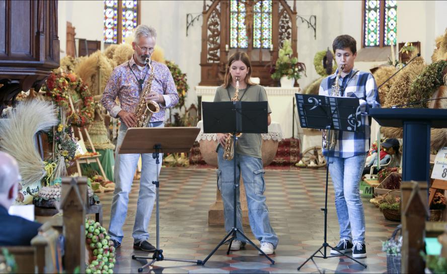 Eröffnungsveranstaltung zum Wettbewerb »Schönste Erntekrone – Schönster Erntekranz Sachsens 2023« – in der Kirche Frohburg. Besucher konnten die Erntekronen und -kränze besichtigen. © Opelt/Sächsisches Landeskuratorium Ländlicher Raum e.V.