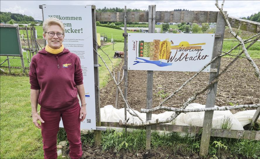 2000 Quadratmeter Ackerfläche stehen rein rechnerisch jedem der acht Milliarden Menschen auf der Erde zu. Bildungsreferentin Anette Wilkening vor dem Weltacker in Überlingen am Bodensee. © epd-bild/Judith Kubitscheck