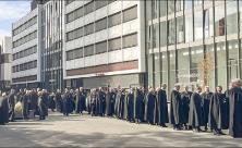 Die Ordensritter der Johanniter am vergangenen Sonntag kurz vor dem Einzug in die Leipziger Universitätskirche. © Johanniter