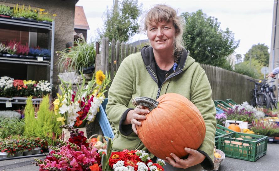 Stefanie Zeidler aus Pfaffengrün hatte viele Kürbisse zum Herbstmarkt Reuth mitgebracht. © Simone Zeh