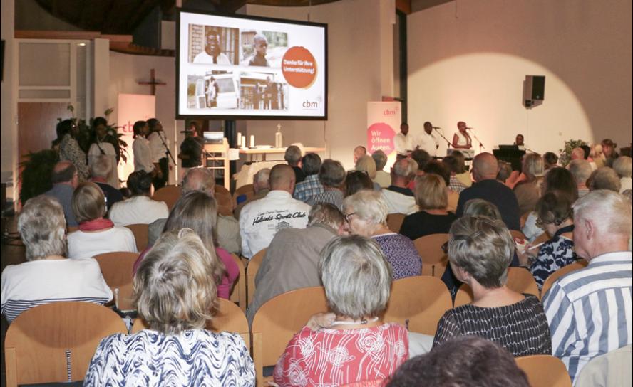 Etwa 200 Besucher lauschten in der Versöhnungskirche Plauen dem Bild- und Wortvortrag von Dr. Dirk Harder. © Simone Zeh