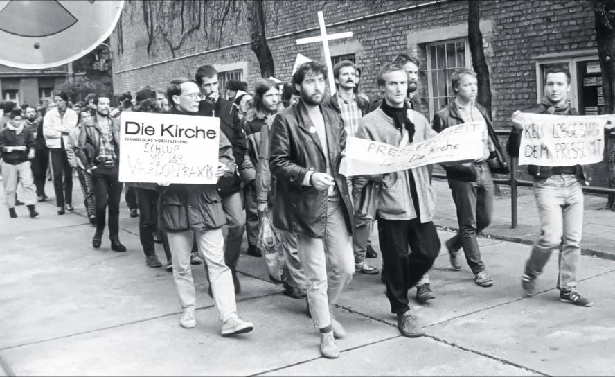 Protestmarsch vor 35 Jahren: Am 10. Oktober 1988 demonstrierten kirchliche Mitarbeiter und Leser der Kirchenzeitung »Die Kirche« gegen staatliche Zensurmaßnahmen. Nach rund hundert Metern wurden der Marsch gewaltsam aufgelöst und etwa 80 Personen festgenommen. © epd-bild/Bernd Bohm