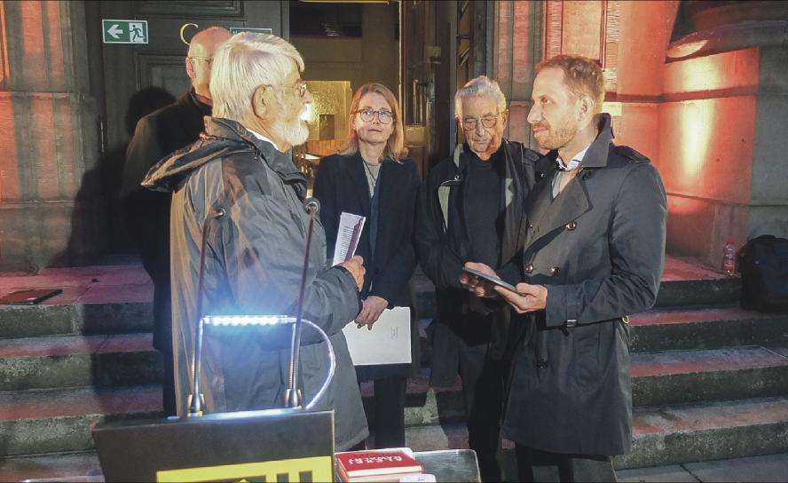 Ehrung in Abwesenheit: Harald Bretschneider (l.) übergibt die Plakette »Schwerter zu Pflugscharen« für Alexej Nawalny an Anwalt Nikolaos Gazeas (r.). Mitte: Dresdens Kulturbürgermeisterin Annekatrin Klepsch und Gerhart Baum. © T. Gärtner