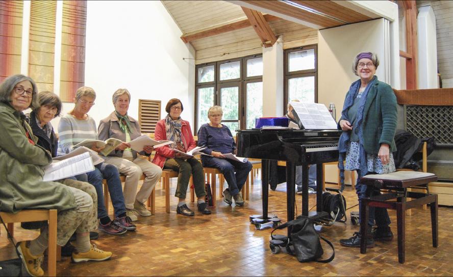 Chorprobe für die Festwoche in der Pauluskirche Grünau: A-Kantorin Elke Zieschang, die bereits seit 26 Jahren hier arbeitet, mit einem Teil des Chors bei der Probe für »Paulus« von Mendelssohn. © Birgit Pfeiffer