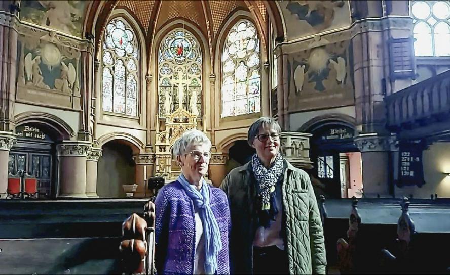 Johanneskirche Meißen: Helga Flach (li.) aus der Gemeinde staunt, was Kirchenvorstandsmitglied Ramona Seifert (re.) berichtet. Während der Restaurierung wurden auch Einschusslöcher aus dem Zweiten Weltkrieg beseitigt. Foto: K. König