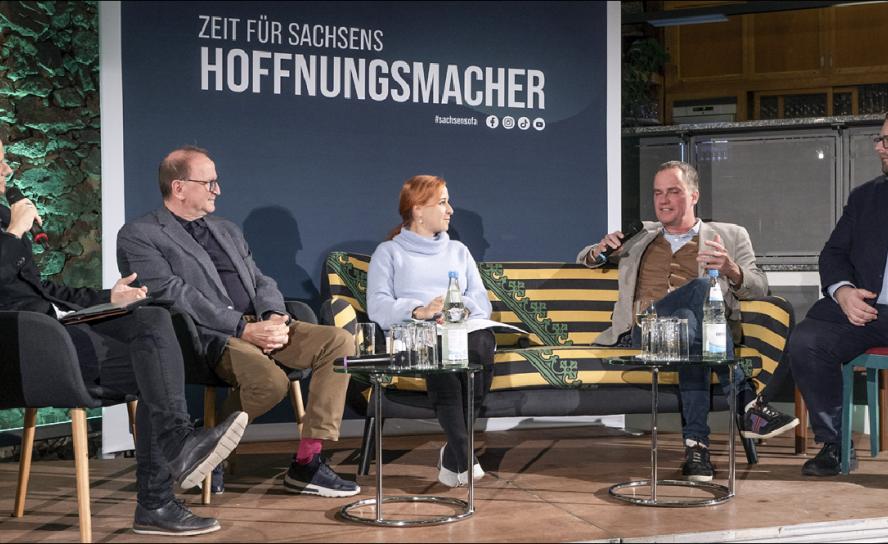 Auf dem »SachsenSofa« im Bildungsgut Schmochtitz (v. l.): Maxi Konang (Moderation), Jürgen Opitz, Franziska Schubert, Alexander Marguier, Daniel Heinze (Moderation) © Uwe Soeder