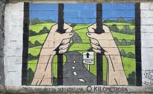 Vergeben und vergessen? Plakate und Graffiti für die Amnestie von ETA-Terroristen sind in baskischen Dörfern nach wie vor präsent. Die ETA und der Unabhängigkeitsprozess spalten noch heute die baskische Kirche. © Manuel Meyer
