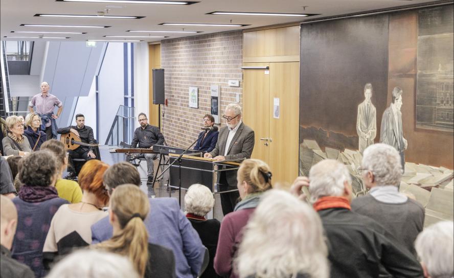 Vor dem Gemälde »Aufrecht gehen« von Reinhard Minkewitz im Hörsaalgebäude der Leipziger Universität wurde an den Politiker und Bürgerrechtler Werner Schulz erinnert, der vor einem Jahr plötzlich gestorben ist. © Uwe Winkler