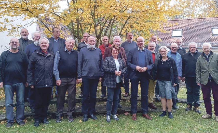 Landesbischof Tobias Bilz (8. v. r.) hat die pensionierten Pfarrer von der Evangelischen Zehntgemeinschaft Sachsen bei ihrer Jahrestagung in Meißen getroffen und ihnen für ihr Engagement gedankt. © Rudolph