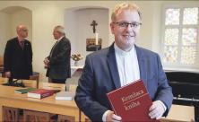 Superintendent Christoph Rummel präsentierte das neue Gottesdienstbuch für die evangelischen Sorben in Göda. © C. Schumann