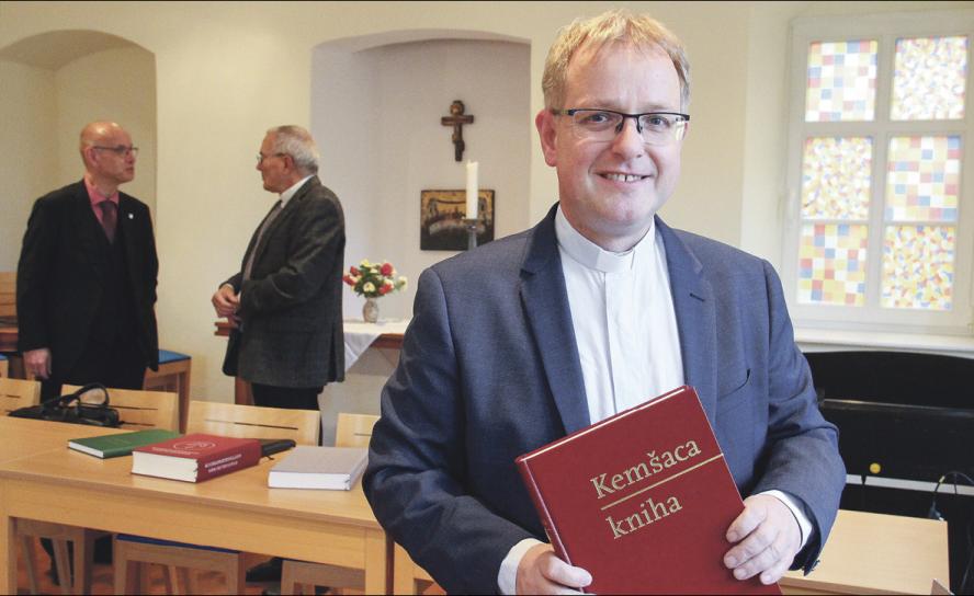 Superintendent Christoph Rummel präsentierte das neue Gottesdienstbuch für die evangelischen Sorben in Göda. © C. Schumann