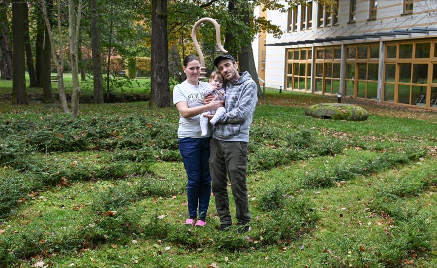 Tatjana und Serhii Kryvosheiev aus der Ukraine mit ihrer jüngsten Tochter Alexsandra auf dem Gelände des Brüderhauses Moritzburg. Das grüne Labyrinth ist Teil des »Pfads der Nächstenliebe«, den Serhii mit gepflegt hat. © Steffen Giersch