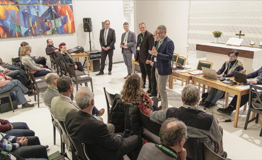 Am Freitag tagte die Leipziger Kirchenbezirkssynode in der Erlöserkirche Leipzig-Thonberg.OBM Burkhard Jung (l.) sprach ein Grußwort zu den rund 50 Synodalen aus Leipzig, Markkleeberg, Markranstädt, Taucha und Zwenkau. © Uwe Winkler