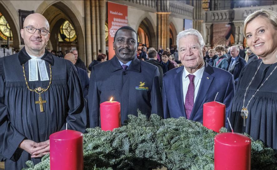 »Wandel säen« lautet das Motto der diesjährigen Spendenaktion von »Brot für die Welt«. Eröffnet wurde sie am ersten Advent in der Leipziger Peterskirche vom sächsischen Landesbischof Tobias Bilz, dem kenianischen Geistlichen Peter Nyorsok, Bundespräsident a. D. Joachim Gauck sowie Dagmar Pruin, der »Brot für die Welt«-Präsidentin. © epd-bild/Jens Schulze
