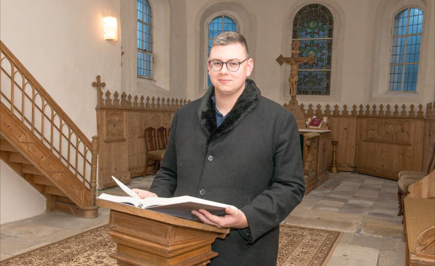 Theologiestudent Pascal Liebert hat einen der von der Männerarbeit der Evangelischen Kirche in Deutschland (EKD) ausgelobten Predigtpreise »Männer« gewonnen. Wir haben ihn in der Kirche Dornreichenbach besucht. © Thomas Barth