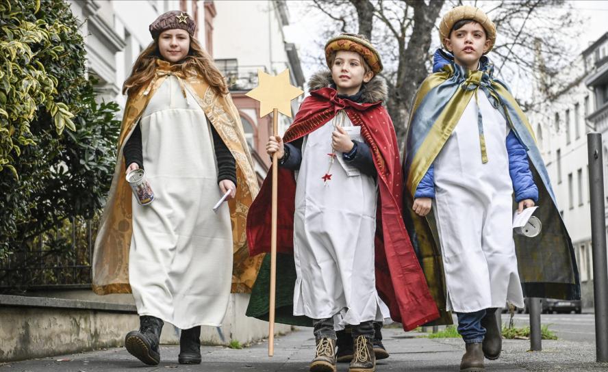 Sie folgen dem Stern: Drei Kinder sind als die Heiligen Drei Könige unterwegs. Als Sternsinger sammeln sie Geld für einen guten Zweck. Diesmal sollen die Spenden dem Amazonas-Regenwald zugute kommen. © kna-bild/Julia Steinbrecht