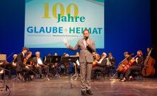 Chefredakteur Willi Wild moderiert die Festveranstaltung zum 100. Geburtstag der Kirchenzeitung "Glaube und Heimat" im Deutschen Nationaltheater Weimar. Foto: Uwe Naumann