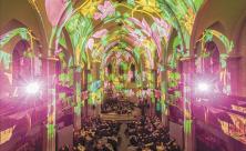 Friedenskirche Leipzig: Die Schöpfungsgeschichte wird mit Licht und Musik in 30 Minuten auf die Wände der Kirche projiziert. Bis 7. Januar ist das ungewöhnliche Programm zu erleben. © Uwe Winkler