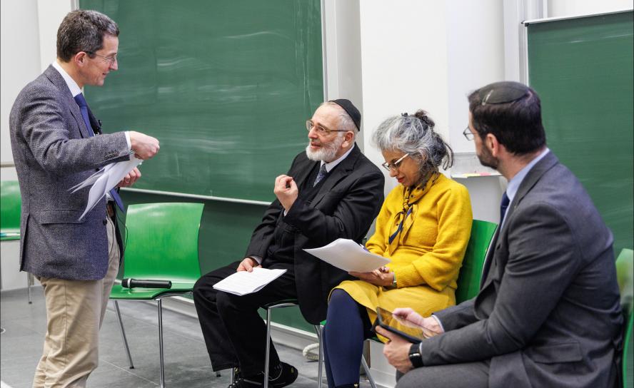 Suchen Versöhnendes: Prof. Dr. Alexander Deeg, Rabbi Shabtai Rappaport (schwarze Kippa), Professorin Dr. Yemima Hadad, Rabbi Zsolt Balla (v. l.) bei der Dialog-Veranstaltung in der Universität Leipzig. © Uwe Winkler