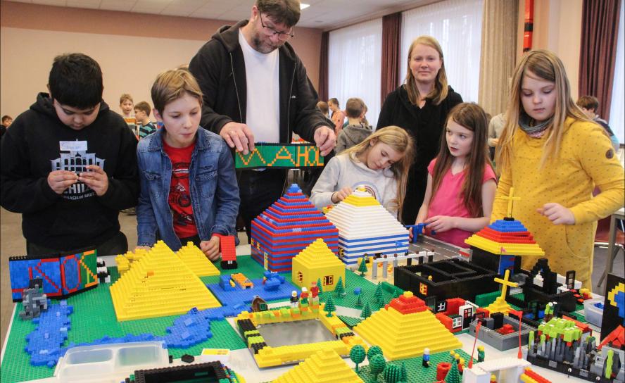 Bunte Bibelwelt: Gemeindepädagoge Lutz Riedel baut mit Kindern bei den »Lego-Tagen« in Purschwitz die Geschichte von Josef und seinen Brüdern nach. © Schumann Bunte Bibelwelt: Gemeindepädagoge Lutz Riedel baut mit Kindern bei den »Lego-Tagen« in Purschwitz die Geschichte von Josef und seinen Brüdern nach. © Schumann