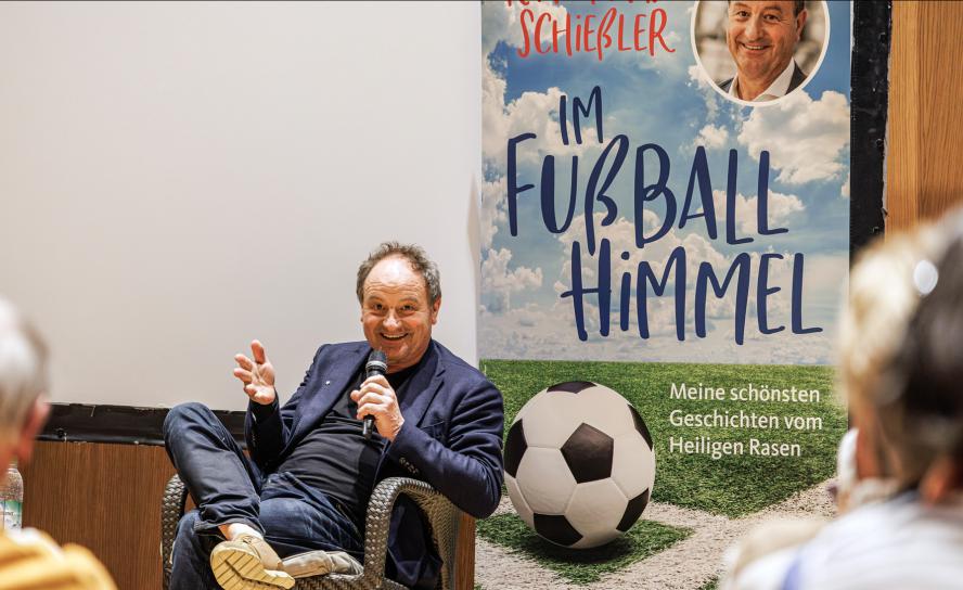 Leidenschaft für Gott und Fußball: Priester und Autor Rainer M. Schießler bei seiner Lesung aus »Im Fußballhimmel« in der Trinitatiskirche Leipzig. © Uwe Winkler