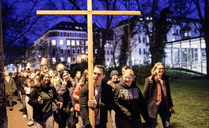 Das Kreuz gut erkennbar: Zum dritten Mal fand der Ökumenische Jugendkreuzweg im Leipziger Osten statt. Über 50 Jugendliche beteiligten sich. Lukas (am Kreuz) kam aus Borna dazu, rechts Pfarrerin Anna-Maria Busch. © Uwe Winkler