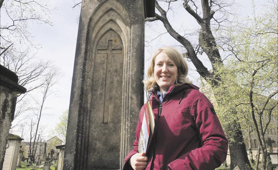 Dörthe Schimke vom Vorstand des Fördervereins Eliasfriedhof am Grabmal für Christian Ernst Ulrici (1750–1825), entworfen von Caspar David Friedrich auf dem Eliasfriedhof in Dresden. © Tomas Gärtner