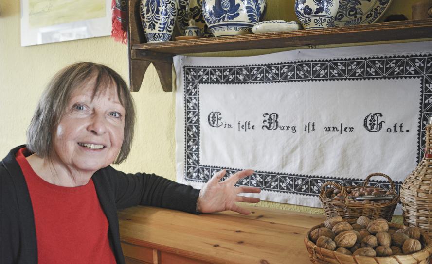 »Ein feste Burg ist unser Gott«: Die erste Zeile des Lutherchorals wurde zu einer Art Statement in Siebenbürgen. Zumeist auf Wandbehänge gestickt, fehlte er selten in einem Haushalt. Uta Schäfer bewahrt die Handarbeit ihrer Großmutter auf, die diese vor 100 Jahren angefertigt hat. © Thomas Schäfer