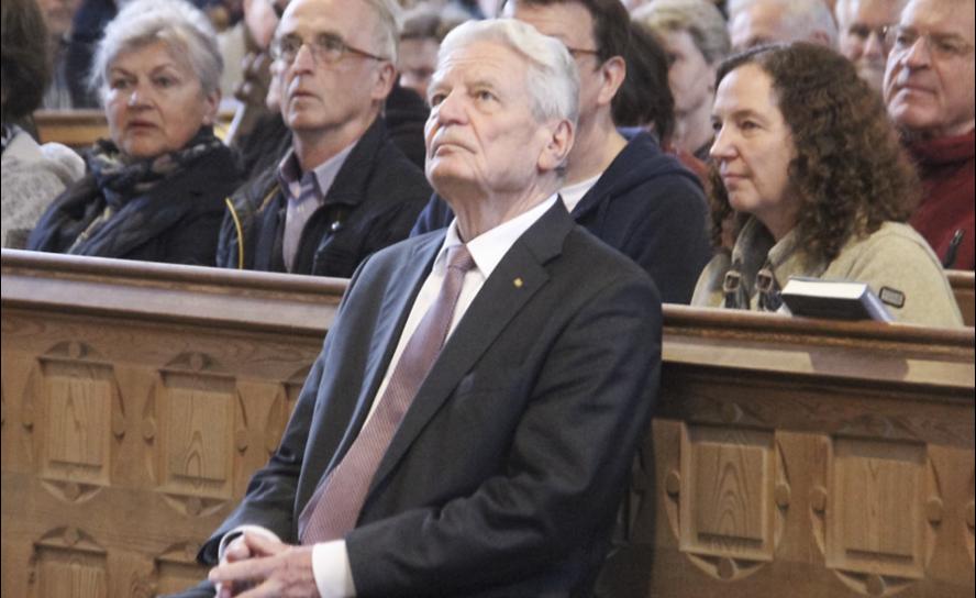 Buh-Rufe und Protest vor dem Bautzener Dom, Applaus für Joachim Gauck drinnen. Der evangelische Theologe und Ex-Bundespräsident (2012–2017) war Gast für die 15. Bautzener Rede. © Carmen Schumann