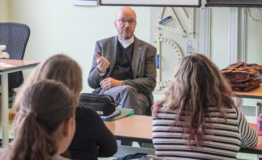 Landesbischof Tobias Bilz hat eine Woche lang den Kirchenbezirk Bautzen-Kamenz besucht, darunter auch das Evangelische Schulzentrum Gaußig. Dort sprach er mit Schülerinnen und Schülern einer 9. Klasse. © Tomas Gärtner