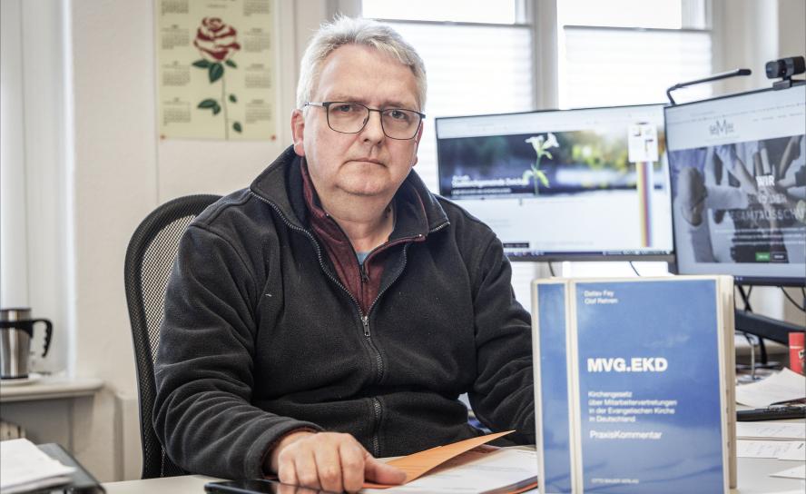 Christian Günther ist leitender Verwaltungsangestellter in der Stadtkirchgemeinde Zwickau und Vorsitzender des Gesamtausschusses Mitarbeitervertretungen der Landeskirche. Das MVG.EKD ist sein Gesetzbuch. © Uwe Winkler