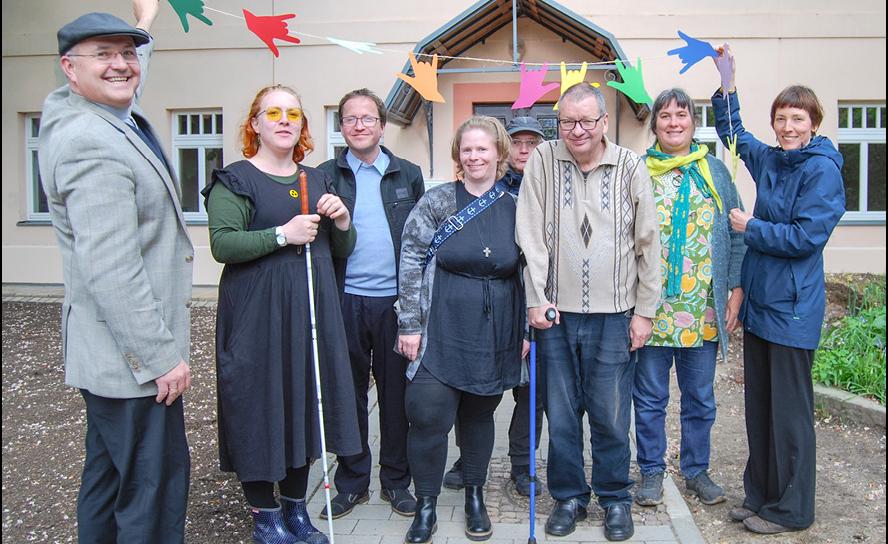 Pfarrer Andreas Konrath (l.) mit Vorstandsmitgliedern der Gebärdensprachgemeinde vor dem neuen Gemeindehaus in der Windorfer Straße in Leipzig-Kleinzschocher. © Birgit Pfeiffer