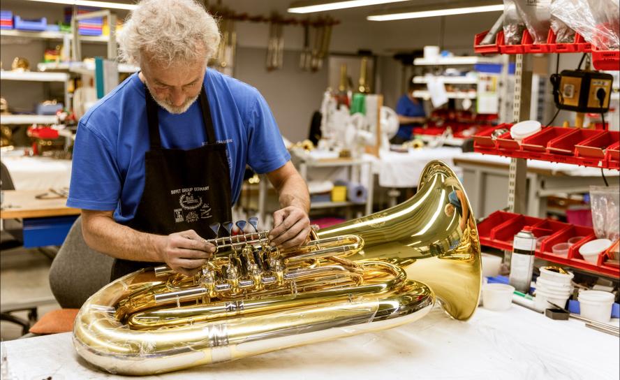 Tino Hartisch bei der Montage einer Tuba in der Werkstatt von Buffet Crampon in Markneukirchen. Sie ist »Instrument des Jahres 2024«. Die Firma hat auch den Posaunentag in Hamburg gesponsert. © epd-bild/C. Schuhmann