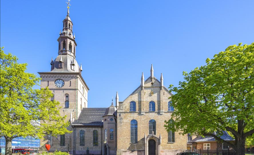 Der Osloer Dom ist die Kathedrale der evangelisch-lutherischen Kirche in Norwegen. Mitte des 19. Jahrhunderts wurde er nach Plänen deutscher Architekten erbaut. © stock.adobe.com/orpheus26