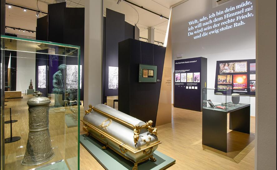 Ausstellung »R.I.P. – DIE LETZTE ADRESSE« im Stadtgeschicht- lichen Museum Leipzig. Sie ist bis zum 1. September 2024, Dienstag bis Sonntag, Feiertage 10–18 Uhr, geöffnet. © Markus Scholz