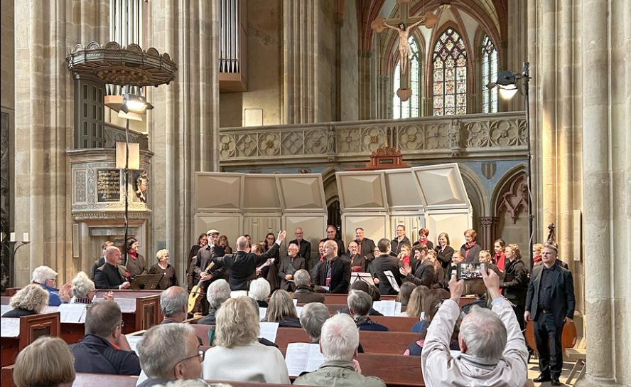 Neue Konzertsaison im Dom Meißen eröffnet: Am Sonnabendabend begeisterten der Domchor mit Domkantor Thorsten Göbel mit der 1. Abendmusik. Es erklang u. a. lateinamerikanische Musik. Foto: Mandy Weigel