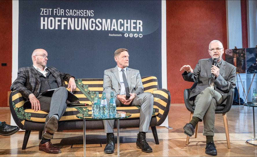 SachsenSofa in St. Afra Meißen mit Landesbischof Tobias Bilz, Rechtsanwalt Torsten Mengel und Dr. med. Thomas Grünewald am 7. Mai – rund 40 Interessierte kamen und stellten Fragen. Foto: Ev. Akademie/ Uwe Söder